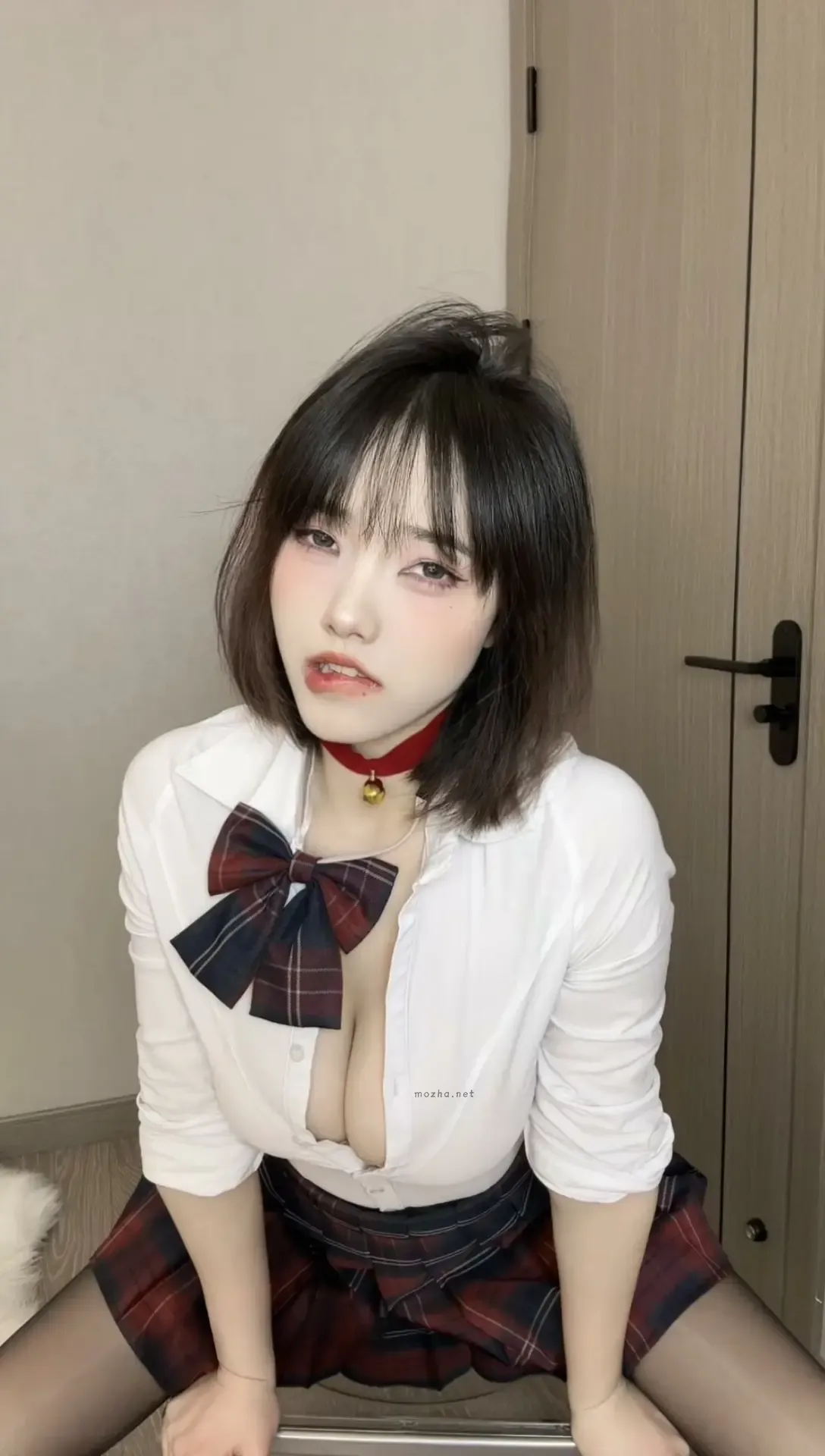 琳铛 – JK低胸装【15P】